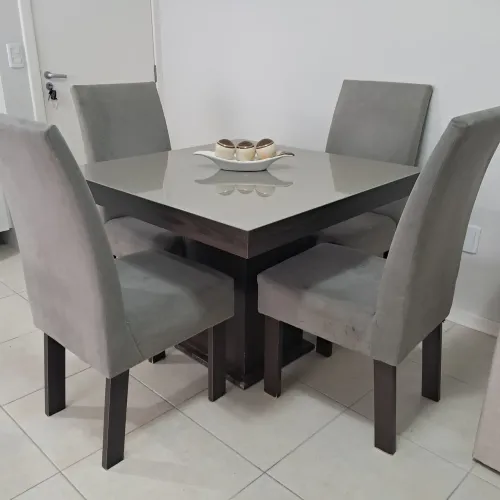 Mesa quadrada com 04 Cadeiras.
