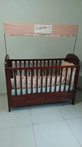 Berço de Madeira Mogno - Estilo Retrô Clássico | Elegância e Durabilidade