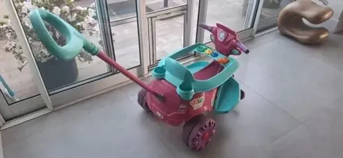 Vendo motocicleta infantil de menina