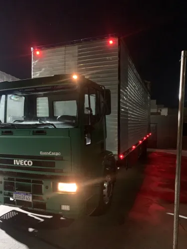 Vende se caminhão truck baú