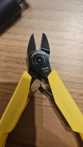 alicate de corte de precisão Lindström, modelo 244, fabricado na Espanha.