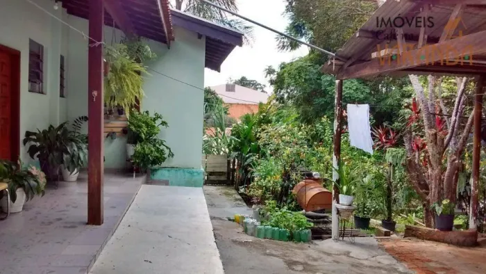 Duas casas ! Um quintal espetacular sobre 725m² m²!