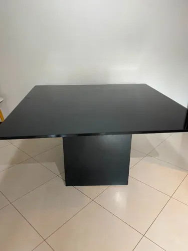 Mesa de Jantar Quadrada 1,40 x 1,40 - Design Sofisticado com Vidro Fumê de 2 cm