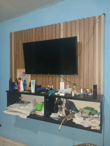 PAINEL DE MADEIRA RIPADO + RACK/NICHO PRETO* (TV NÃO incluso ? já vendida)