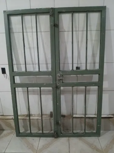 PORTA DE FERRO COM VIDRO.