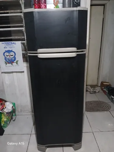 Geladeira Esmaltec 220v preta em perfeito estado 2 portas