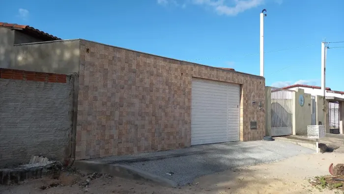 Casa a venda sendo 2/4 e 2 banheiro sendo 1 suíte.