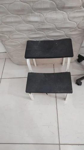 Vendo está escadinha 2 degraus dispenso curiosos leia a descrição.