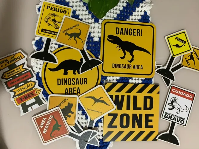Kit Placas e Totens de Dinossauros para Festa e Quarto Infantil