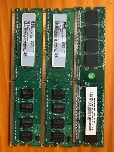 Duas placas-mãe DDR2 com memórias RAM, processadores e air cooler