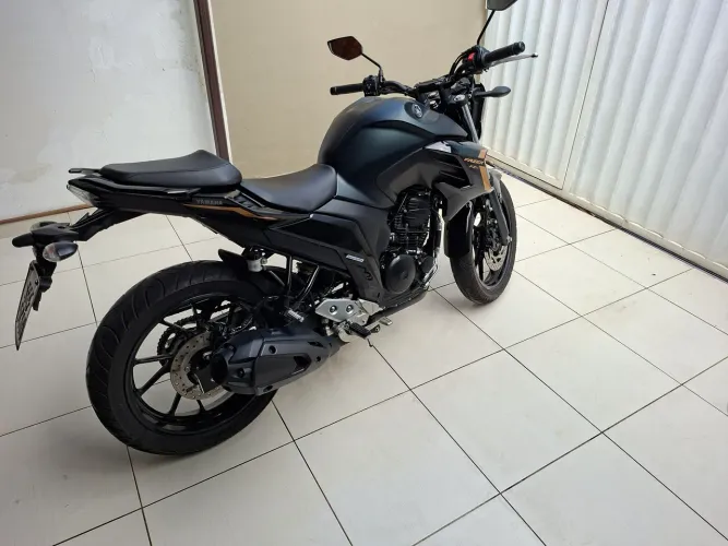 FZ25 2024 - Sem detalhes com 8.000Km