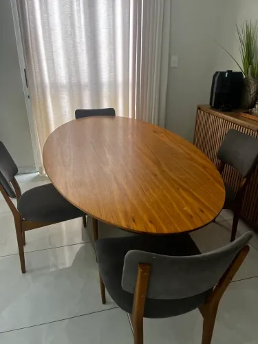 Mesa oval com  4 cadeiras