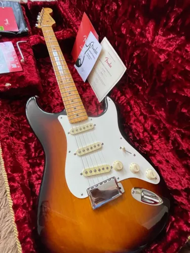 Guitarra Fender American Vintage AVRII 57