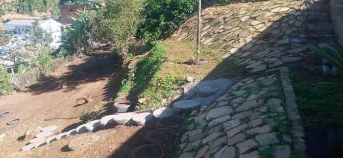 Ofereço meus serviços de caseiro pedreiro e carpinteiro , jardineiro