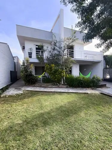 Casa AMPLA 4 dorm 3 vagas PISCINA no centro do Rincão a APENAS 450m da praia ACEITA permut