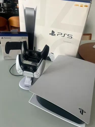 Playstation 5 Mídia Física + 1 controle extra + carregador de controle