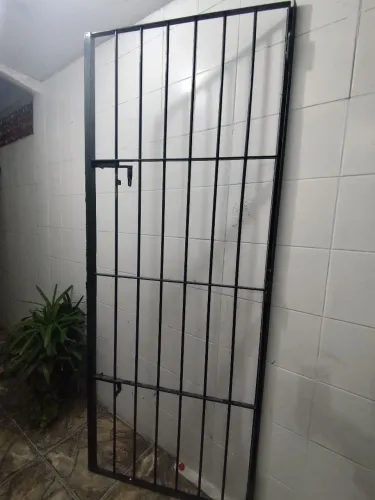 Grade de ferro de porta