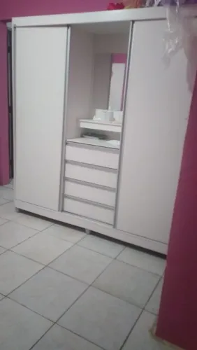 Guarda roupa com gavetas e espelho