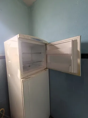 GELADEIRA GRANDE EM ÓTIMO ESTADO ( Retirada em Anchieta )