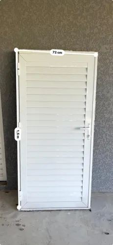 porta veneziana de alumínio branco, aprox 1,5m de altura por 72cm de largura