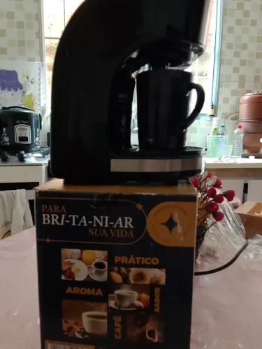 Vendo duas cafeteiras uma Britânia para dois cafés e uma três corações de cápsula