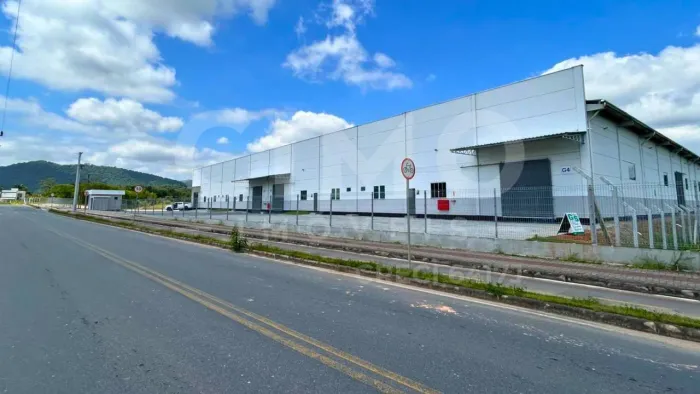 Galpão para Locação em Gaspar 1.100 m² com Doca e Pátio Amplo