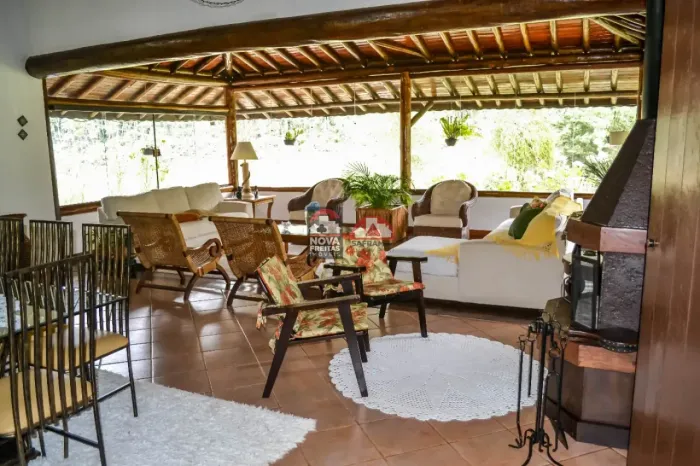 Sítio à Venda com 3 casas, piscinas e Paraibuna / SP