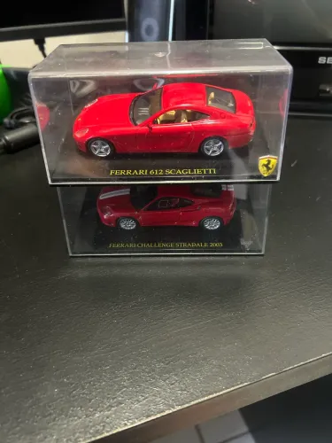 Duas Miniaturas Ferrari escala 1/43 