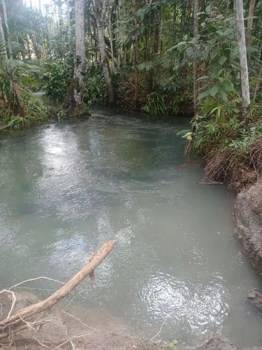 Terreno com igarape fundo só areia