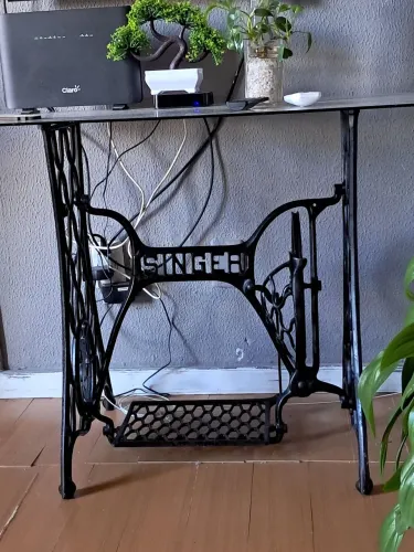 Aparador com base de ferro antiga