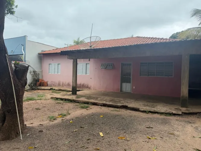 Casa com 4/4 sendo 1 suite em coroados