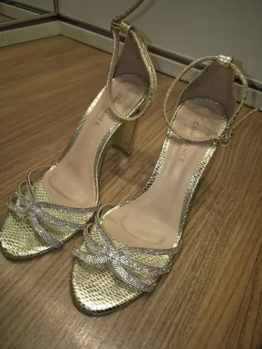 Sandália Constance salto dourada 38