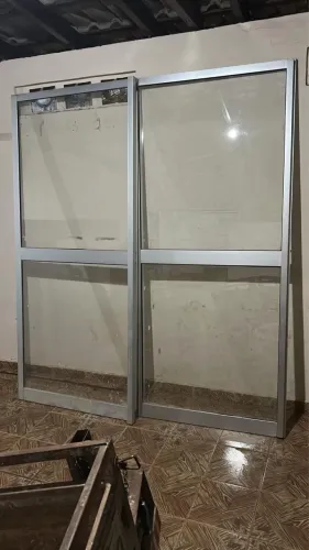 Porta de Correr - Vidro e Alumínio   