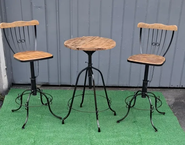 Mesa com 2 cadeiras bristo
