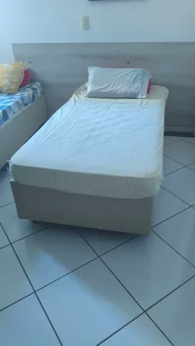 Cama de solteiro pouco usada