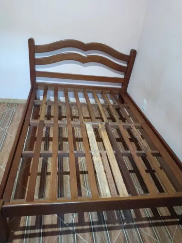 Cama de casal de madeira maciça