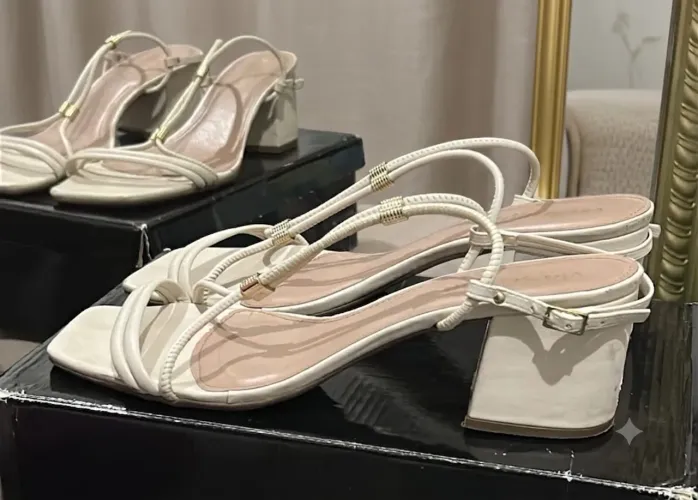 Sandália de salto baixo off white