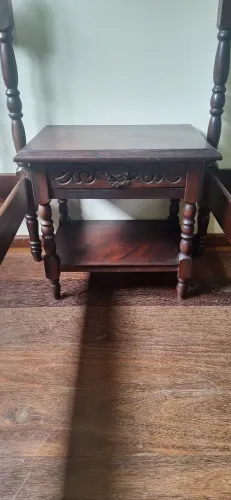 Mesa de cabeceira em madeira