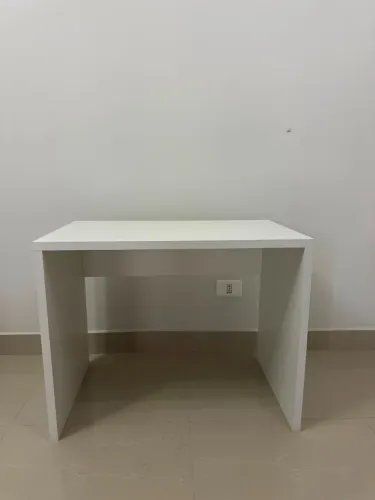 Mesa Branca de Apoio - Prática e Versátil
