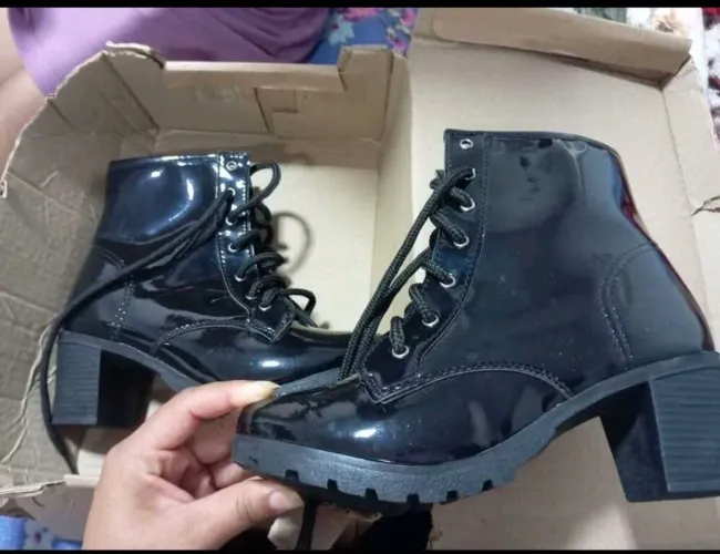 Bota Feminina Preta Envernizada com Salto 