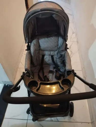 Carrinho de bebê e bebê conforto