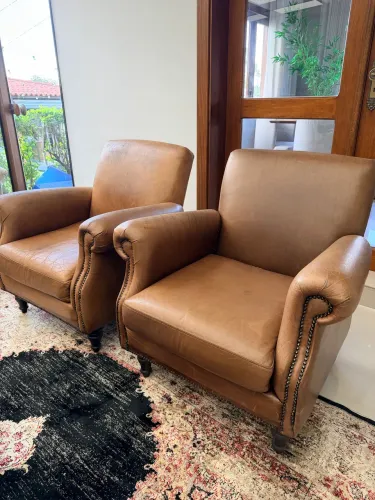 Poltronas em Couro caramelo