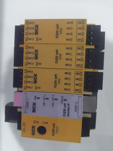 Clp de segurança Sick CPU0 com 3 módulos de IOs e módulo de comunicação inthernet.