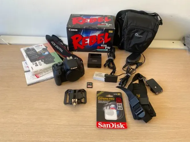 Dslr Câmera Eos Cânon T5i (corpo) Com Acessórios (Usado)