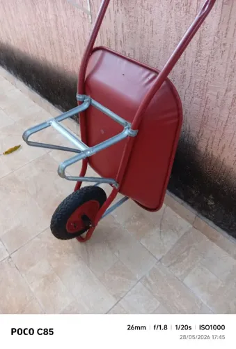 Carrinho de mão, pá e enchada 