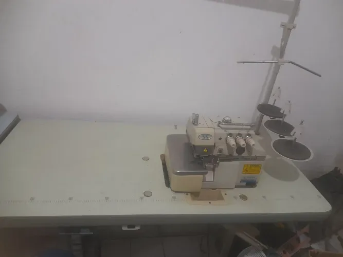 Máquina Overlock Sun Special com motor silencioso em ótimas condições