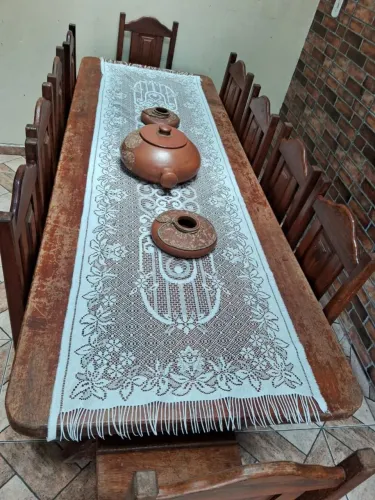 Mesa de madeira maciça com 10 cadeiras 