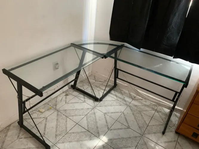 Mesa de Escritório em L Grande - Vidro + Estrutura Preta