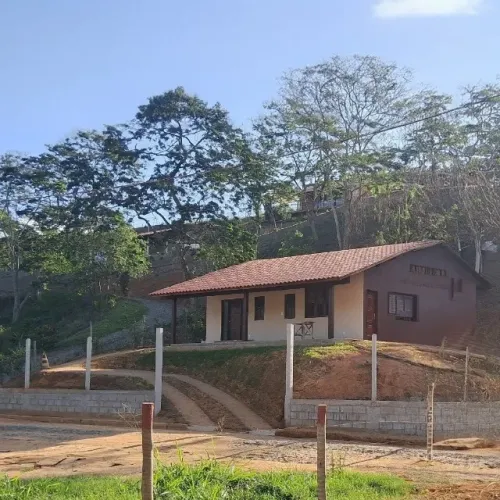 Terreno 1.800 m² com Casa Nova em Rio Novo MG