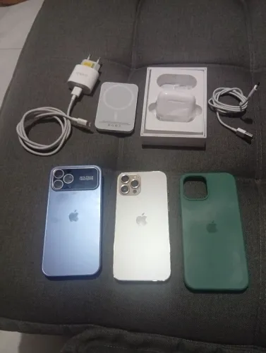 iPhone 12 pro max de 256gb. Acompanha carregador fone de ouvido e carregador portátil 